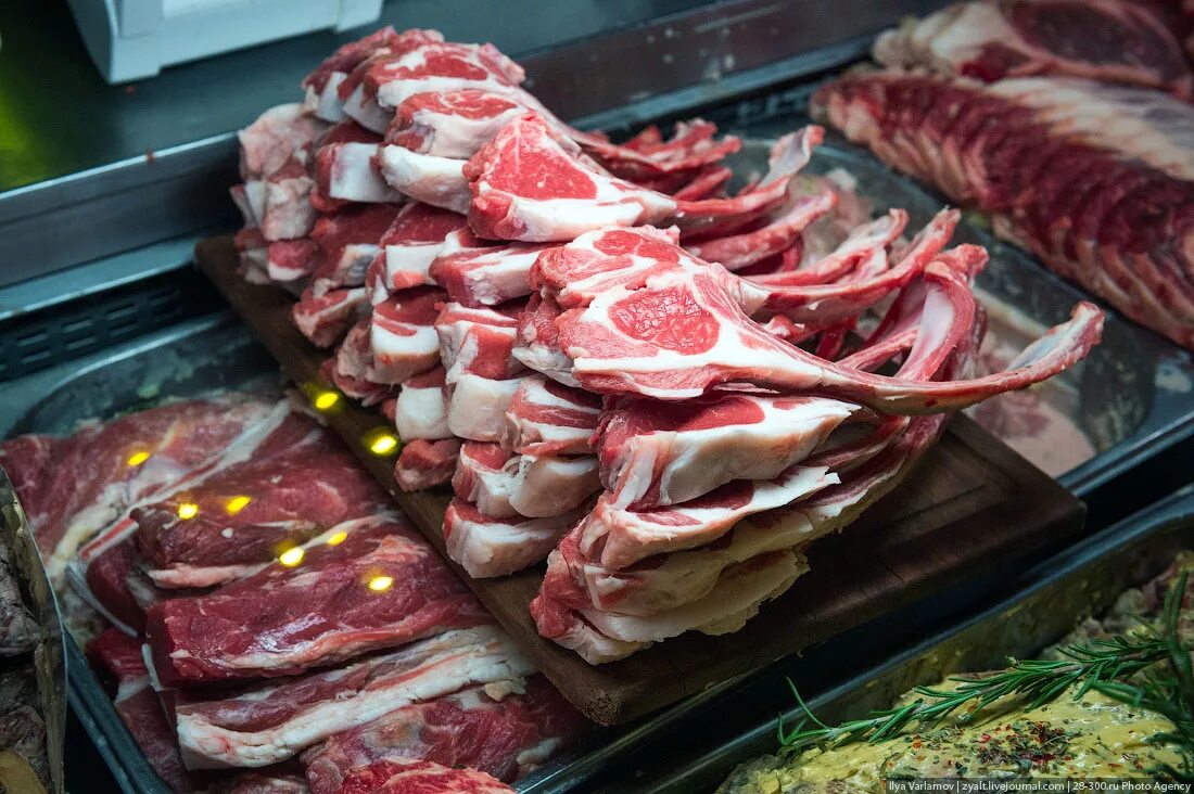 Купить мясо. Говядина на витрине. Мясо на базаре баранина.