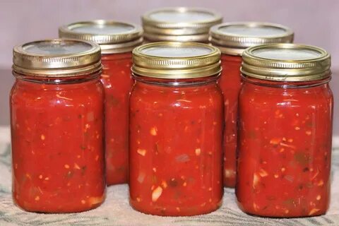 sauce tomate basilic ail dans des bocaux en verre