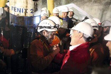 шахтер уголь. с днем шахтера. освободили шахтеров. шахтеры в кривом роге забастовка. поиск чилийских шахтеров.