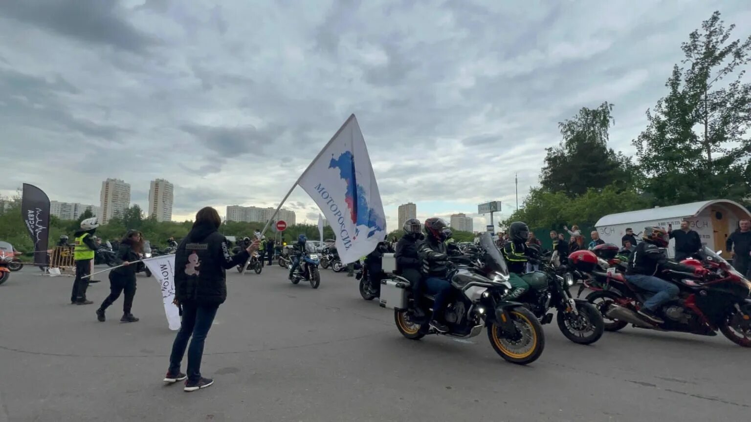 Открытие мотосезона на воробьевых горах. Воробьевы горы мотосезон. Мото колонна в шахматном порядке. Мотоциклист в городе. 2024.