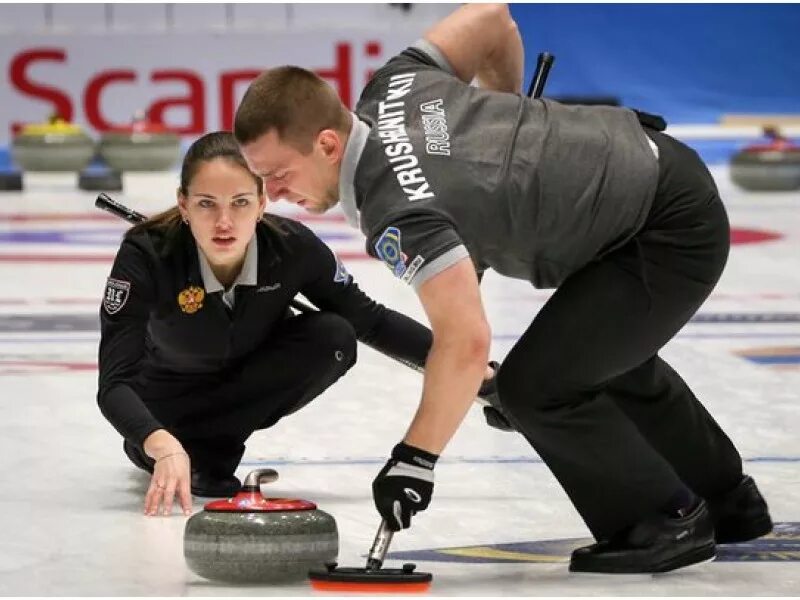 Соревнование смешанных пар керлинг. Керлинг пары. Александр еремин керлинг. Керлинг брызгалова крушельницкий. Александр крушельницкий керлинг.