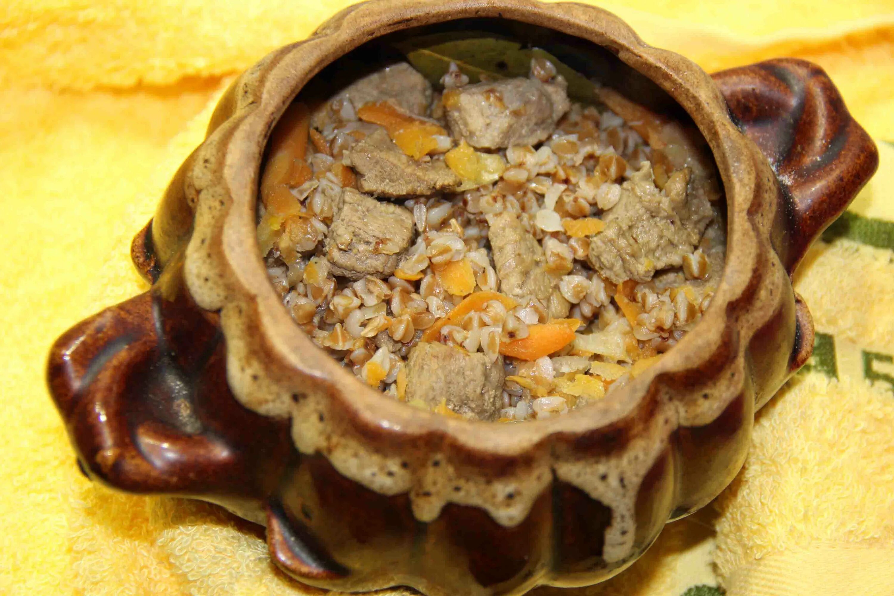 гречневая каша в горшочке. гречка с мясом в горшочке. гречневая каша в горшочке в духовке. гречневая каша с грибами в горшочке. гречка с говядиной в горшочках в духовке.