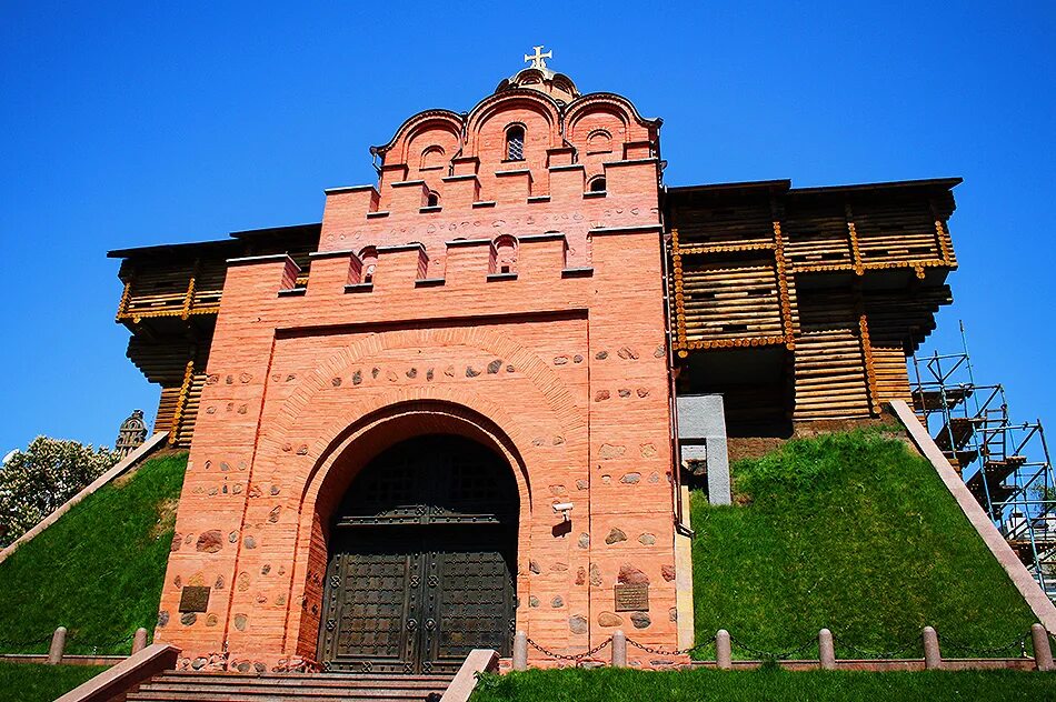 Золотые ворота какой век. Золотые ворота какой век. Золотые ворота киев 1037. Золотые ворота в киеве 12 век. Золотые ворота киевская русь.