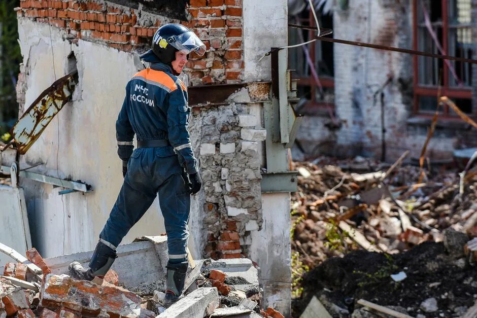 В сильно разрушенных зданиях поражение получают. Аварийно-спасательные работы. Спасательные работы в завалах.