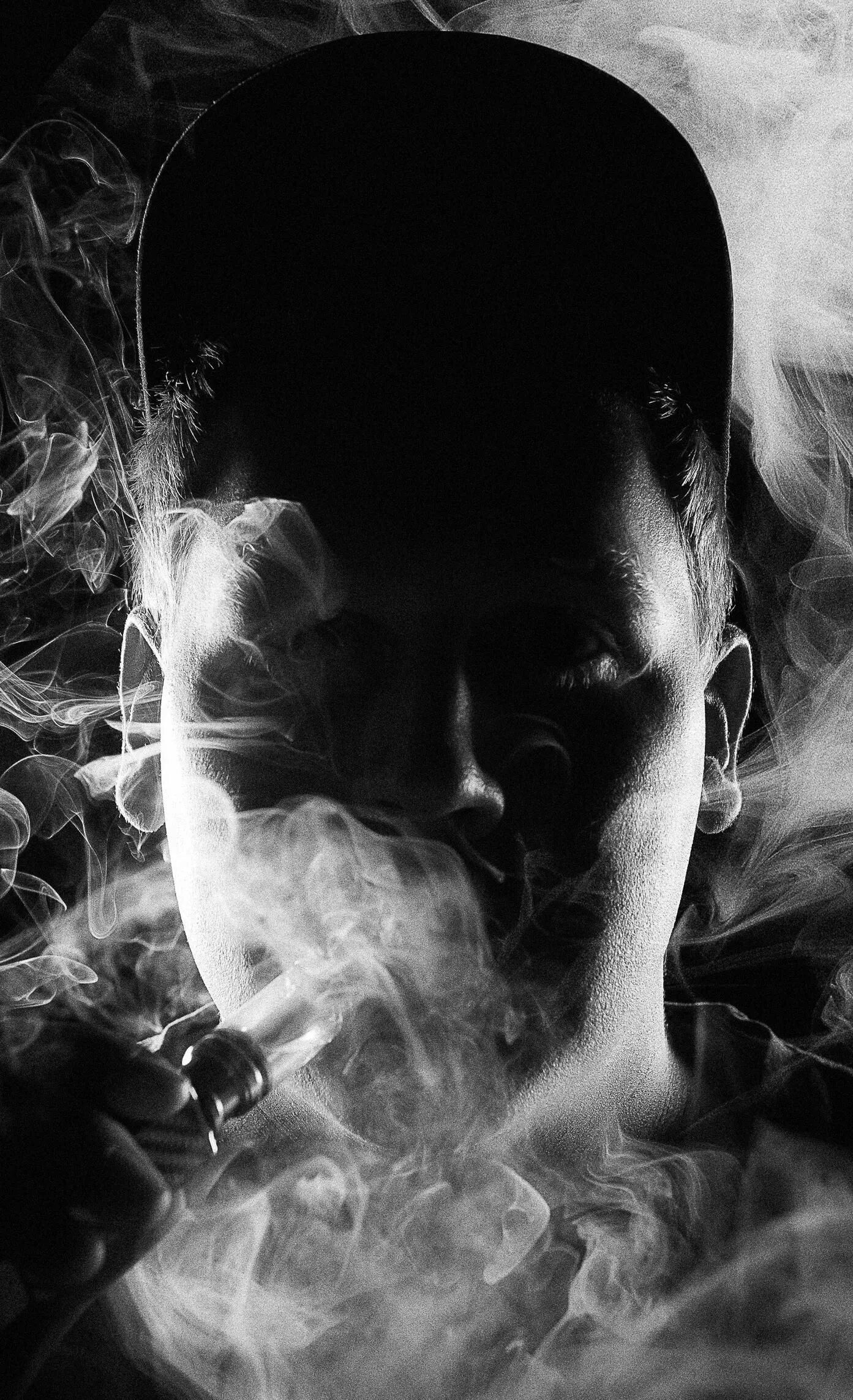 Человек из дыма. Парень в дыму. Выпускает дым. Дымный человек. Сигаретный дым дорогой
