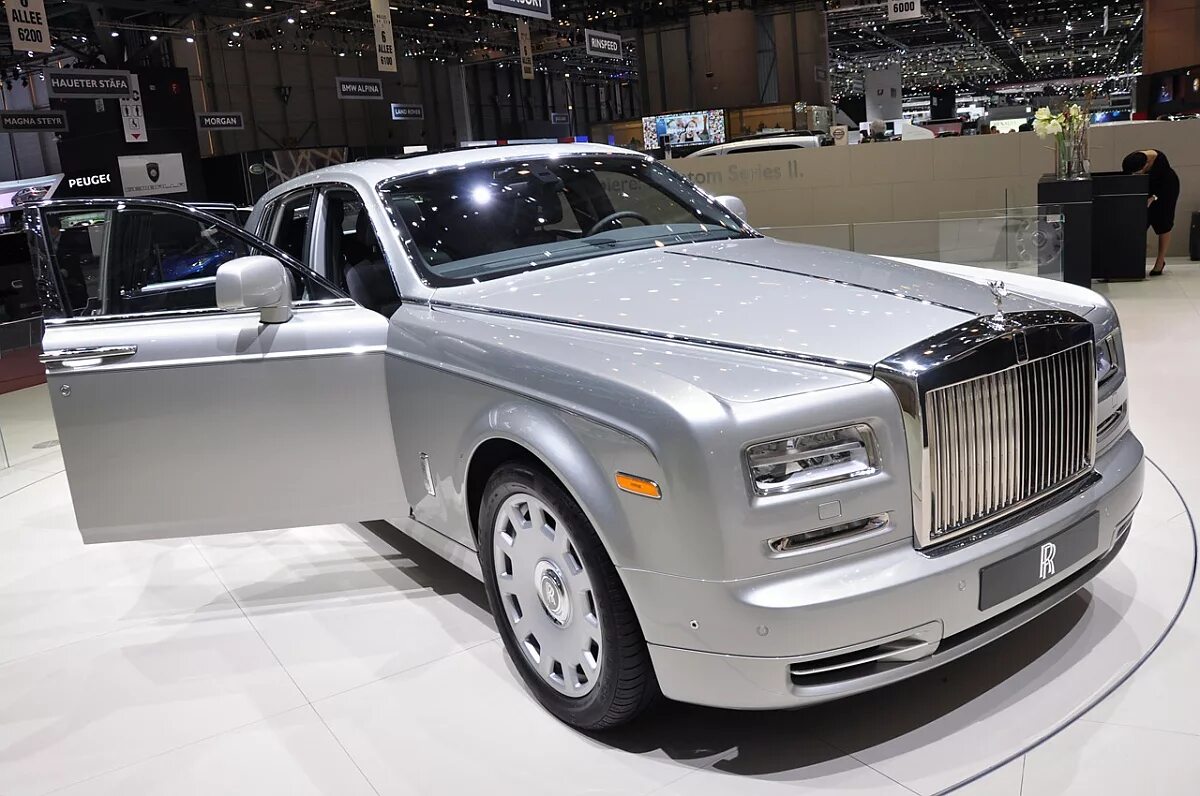 Rolls com. Rolls Royce Phantom 2. Роллс Ройс Фантом 2012. Роллс Ройс модели. Rolls Royce Phantom 2022 Series 2.