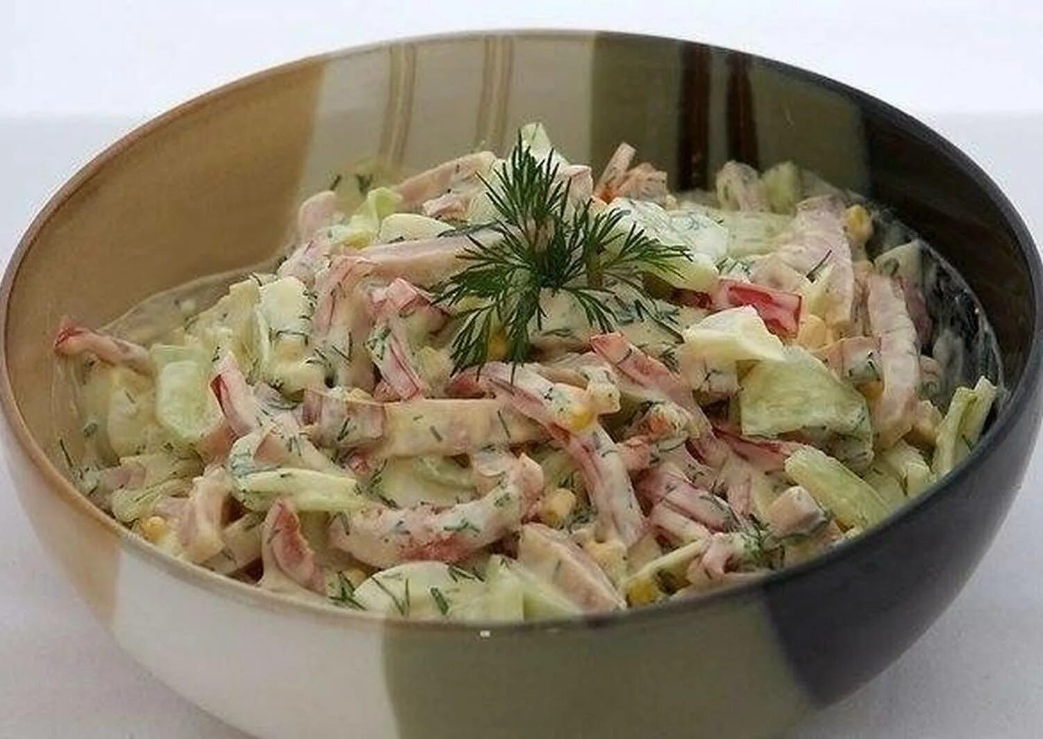 Салат с ветчиной кукурузой и огурцом. Салат с ветчиной. Салат с яйцом и ветчиной. Салат с ветчиной и огурцом. Салаты на скорую руку.