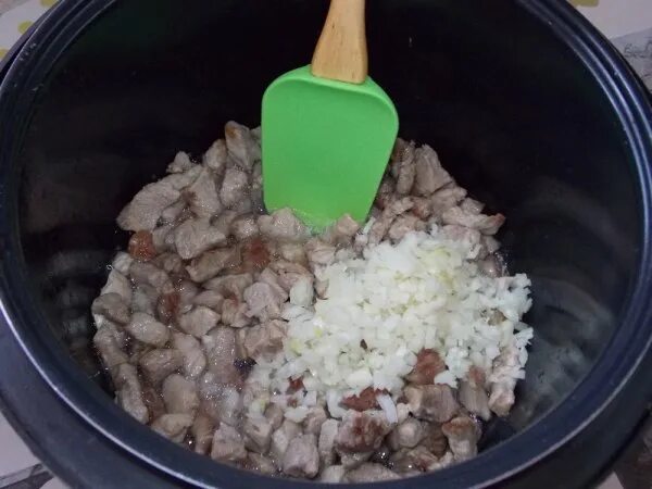 Как приготовить гречку с мясом в мультиварке. Гречка с мясом в мультиварке. гречка в мультиварке редмонд. гречка с подливой в мультиварке. гречневая каша в мультиварке редмонд.