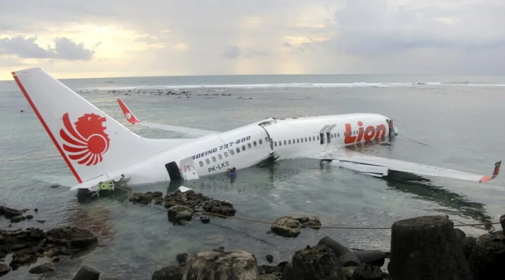 Боинг индонезии. Боинг 737 авиакатастрофа. b737 lion air крушение. boeing 737 max lion air.