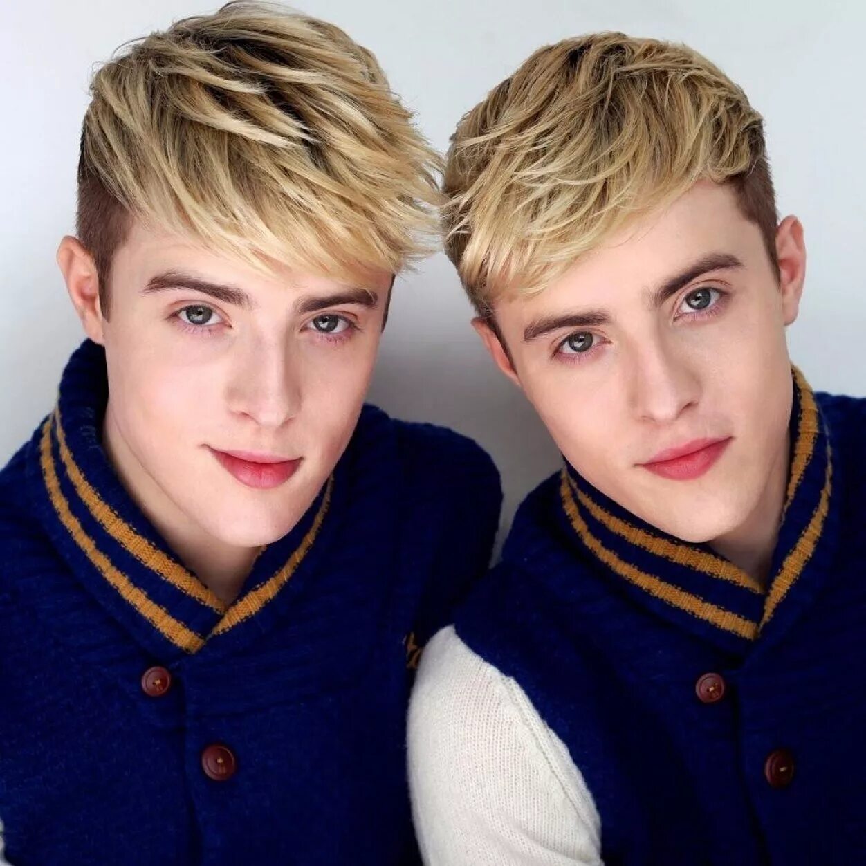 Две братишки. Граймс Близнецы. Близнецы Твинс братья. Jedward. Красивые Близнецы парни.