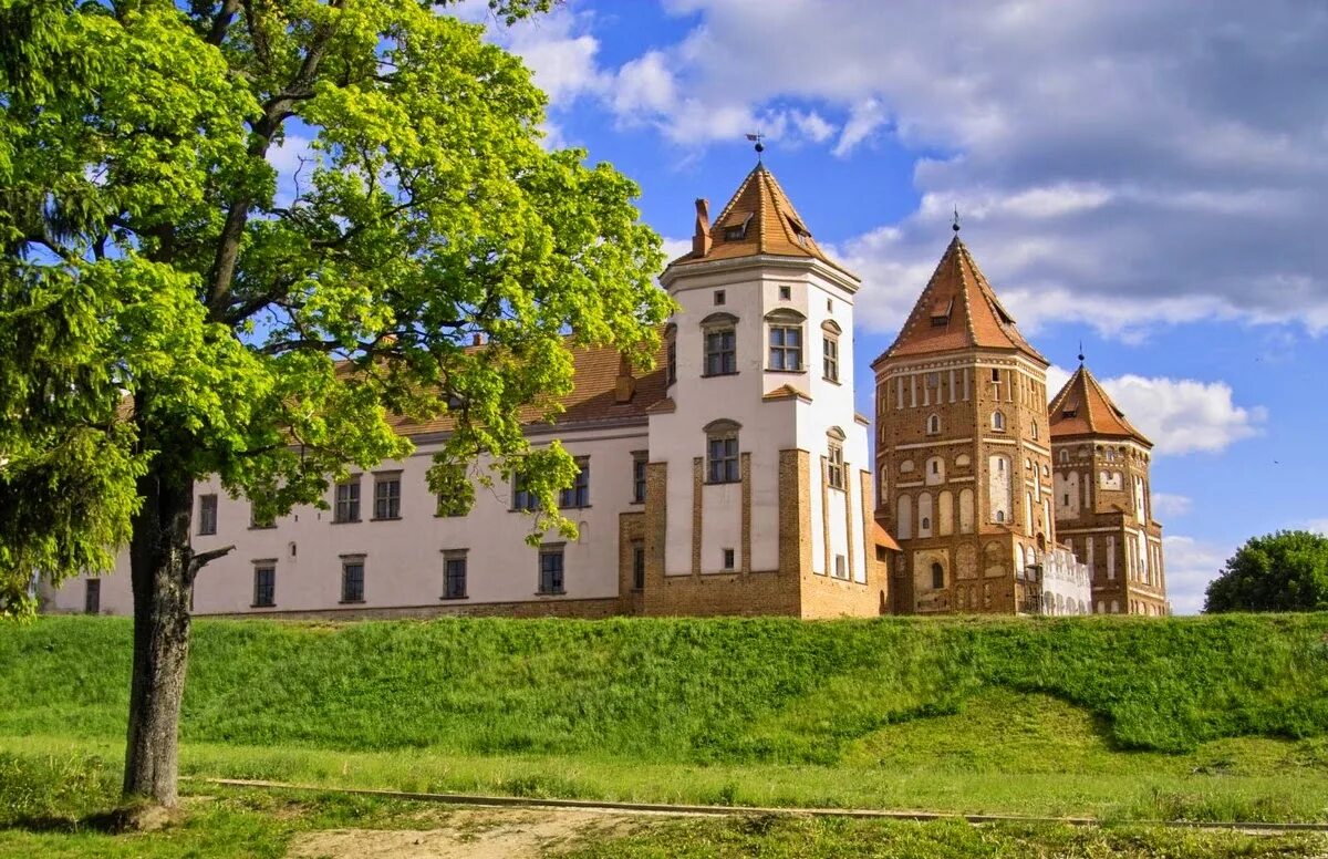 Несвижский колледж. Белоруссия Мирский замок и Несвижский. Мирский и Несвижский замки. Замки в Белоруссии Несвиж и Мирский замок. Замки Радзивиллов Мирский замок.