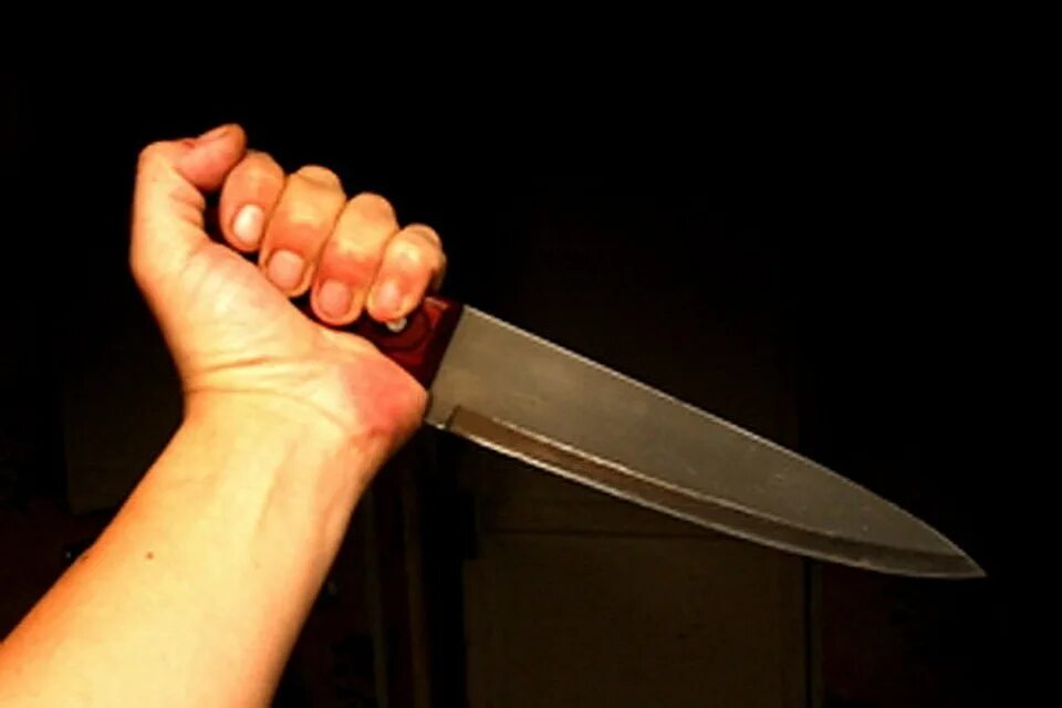 Бросается с ножом. Бросается с ножом. Бросается с ножом. Бросается с ножом. Бросается с ножом.