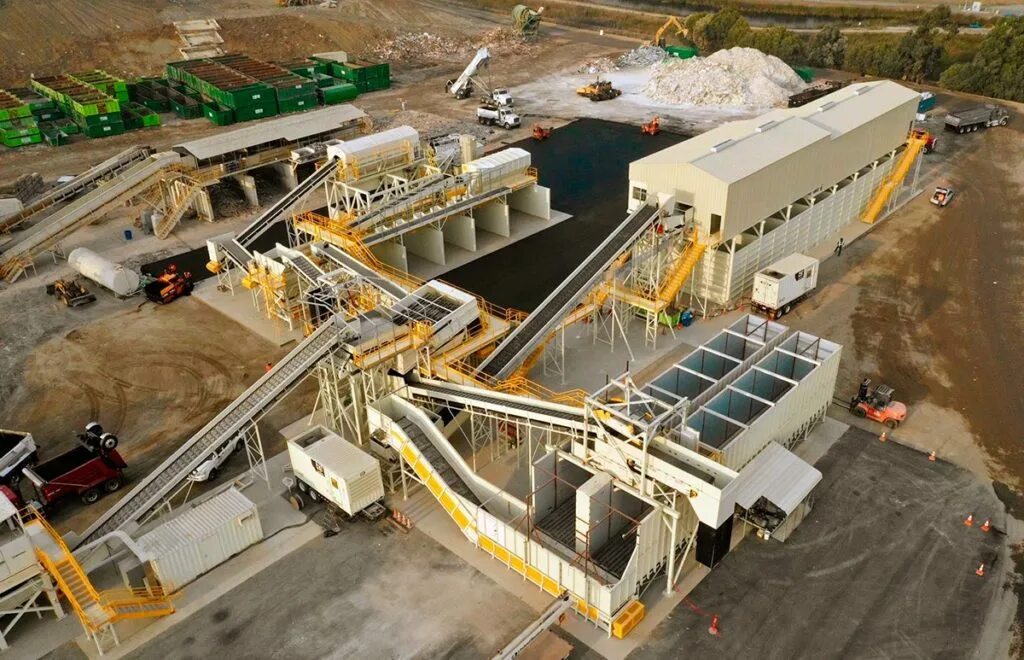 Спецтехника для демонтажа зданий. Переработка зданий. Перерабатывающие заводы мусора в россии. Центр обработки данных фасад. Переработка зданий.