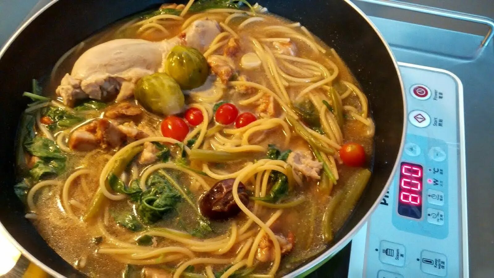 Суп спагетти рецепт. Куриный суп с макаронами. Суп картофельный с макаронами. Макаронный суп. Суп с макаронами и курицей.