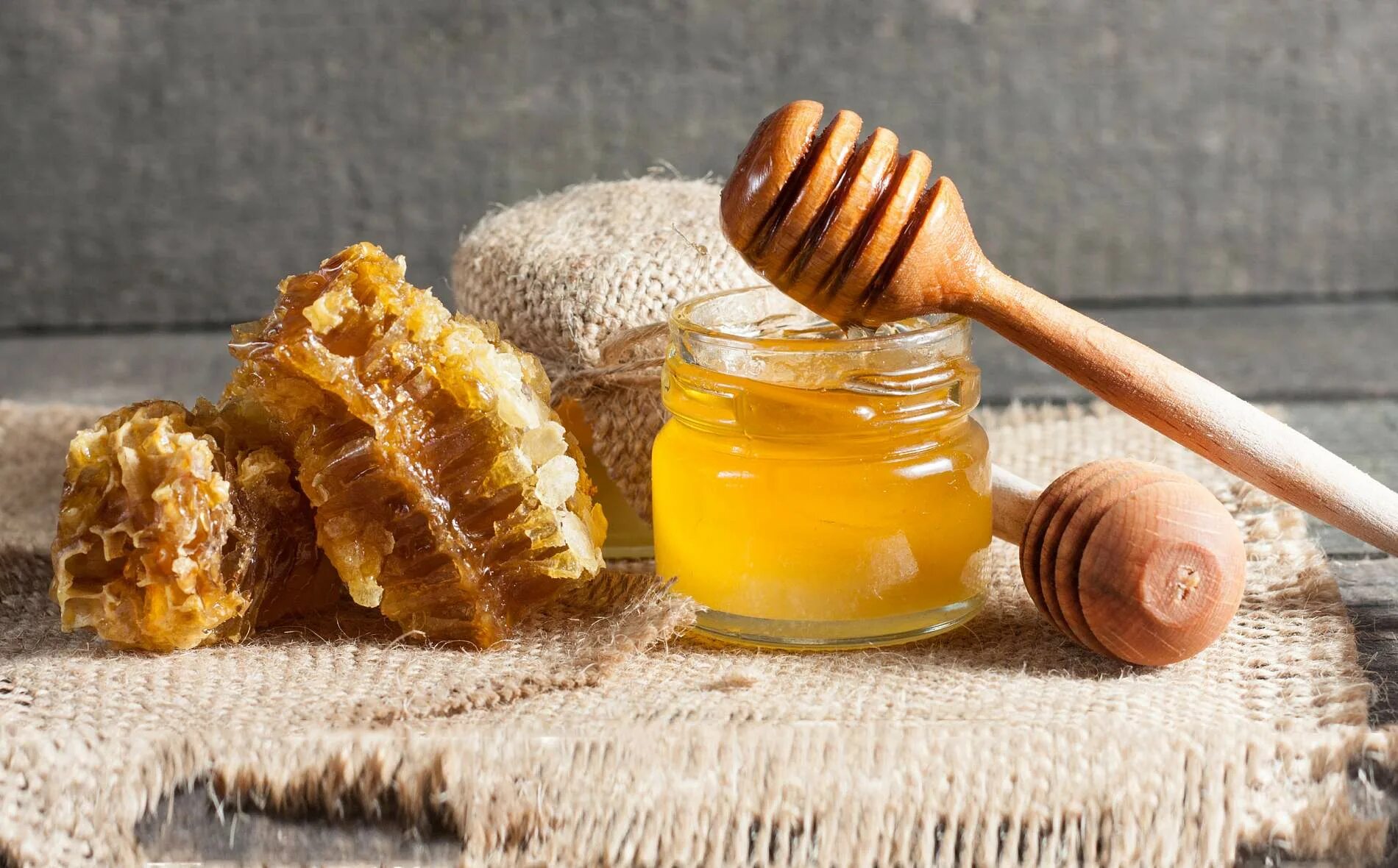 Honey медовый. Мёд. Пчелиный мёд. Мёд и продукты пчеловодства. Мед и сахар.