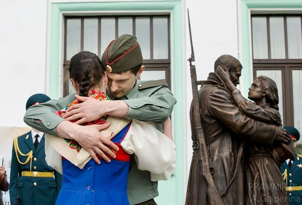 Клип прощание славянки. Памятник прощание славянки. Памятник прощание славянки на белорусском вокзале в Москве. Прощание славянки на белорусском вокзале. Мать провожает солдата на войну.