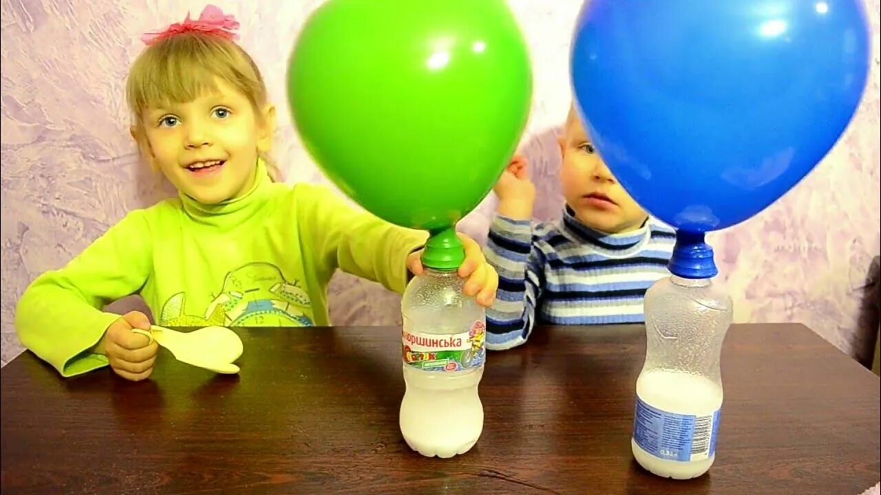 Игра надуй шарик. Опыты с воздушными шарами для детей. Дети надувают шарики. Эксперимент с шариками воздушными для детей. Опыты с детьми с шарами.
