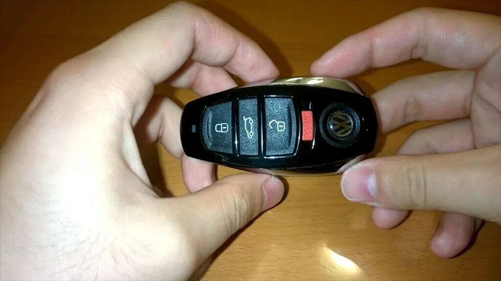 Батарейка в ключе фольксваген туарег 2012. Батарейка ключа туарег 2004. Батарейки смарт ключа фольксваген. Поменять батарейку фольксваген туарег. Батарейка для ключа фольксваген туарег.
