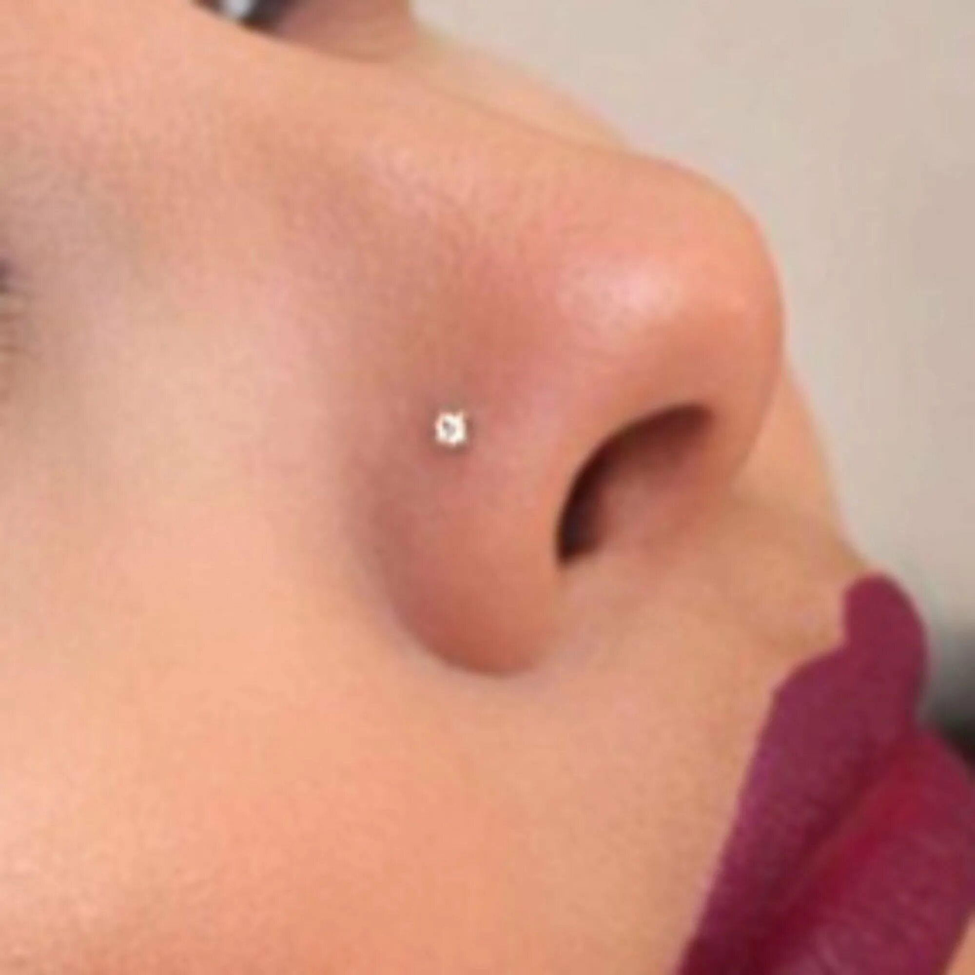 Бусинка в носу. Nose stud 2mm. Пирсинг носа гвоздик маленький.