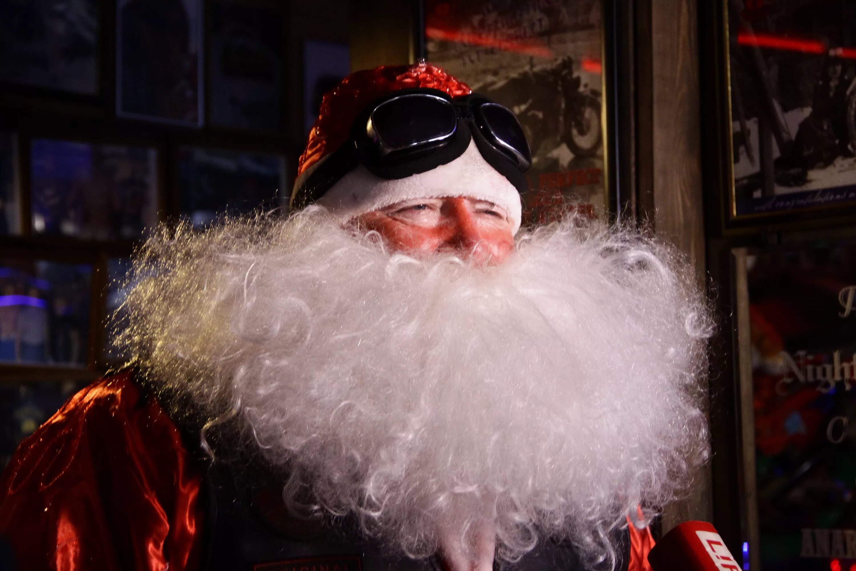 Веселый санта клаус. Самый крутой дед мороз видео. Самый крутой дед мороз видео. Самый крутой дед мороз видео. Санта клаус в очках.