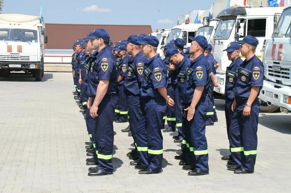 Спасатели фото. Мчс днр майор звезды. Спасатели 21. Оп 9 ялта мчс. Выступление пожарного перед школьниками.