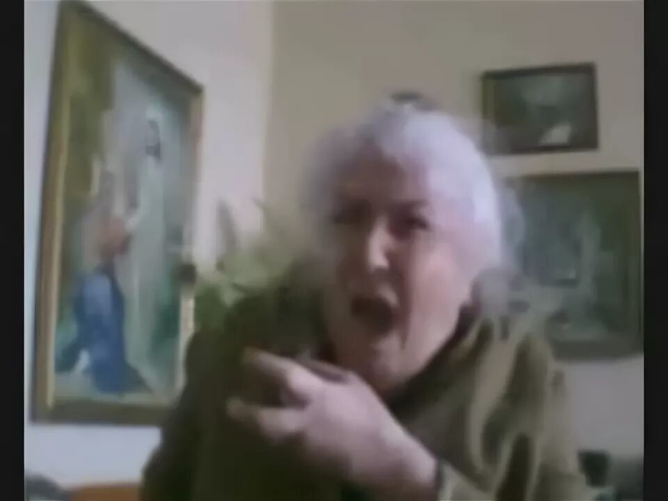 Молодой старую на камеру. Бабушки перед вебкамерой. Веб камера бабушки. Бабка с видеокамерой. Старые женщины веб камер.