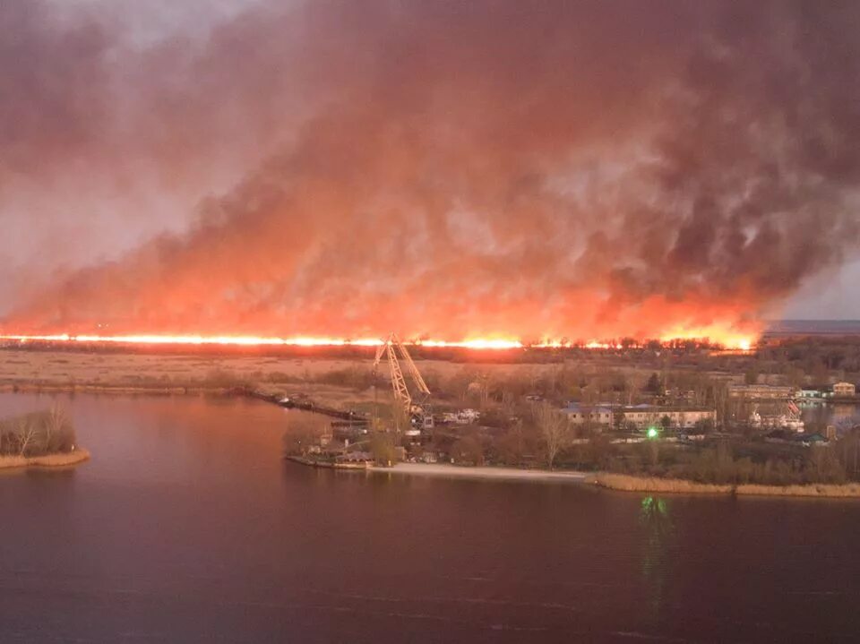 Крынки на левом берегу днепра. Пожар в Херсоне. Херсон в огне. Пожар в портовом. Херсон с неба.