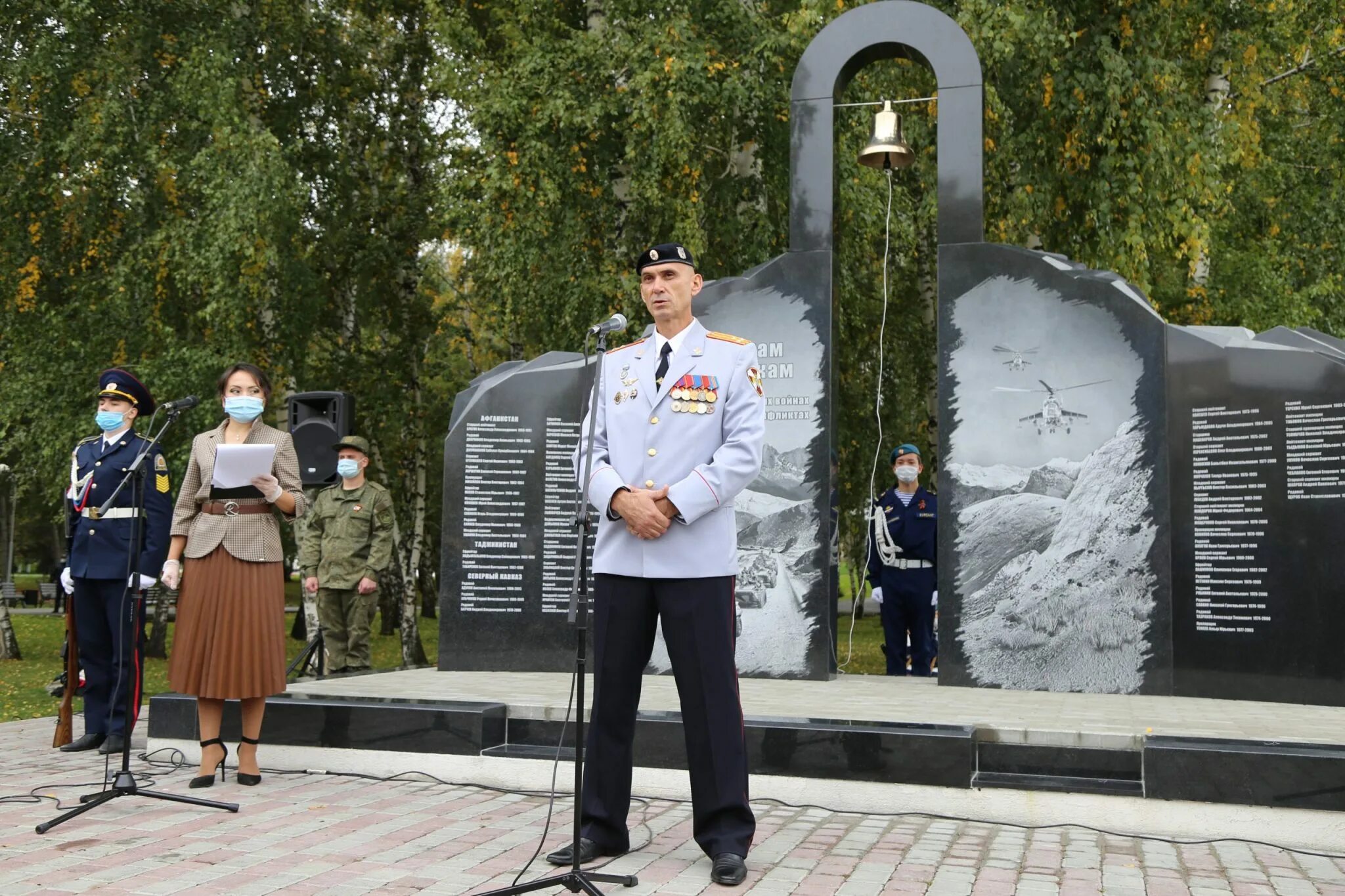 Памятник воинам-снежинцам погибшим в локальных войнах. Военные памятники в Горно-Алтайске. Мемориал в Горно Алтайске пограничникам. Памятник воинам омичам жертвам локальных войн и горячих точек.