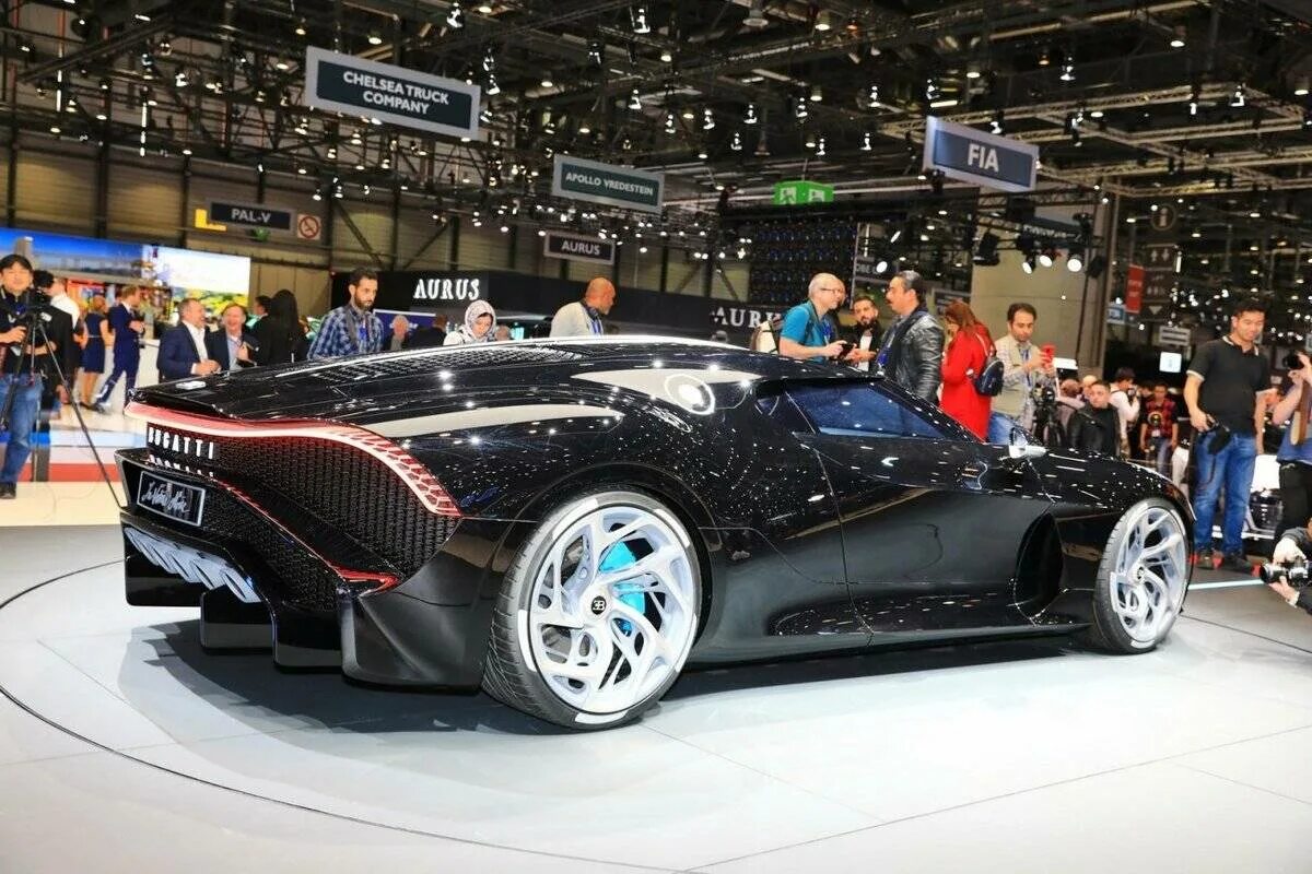 Цена самого дорого автомобиля. Bugatti la voiture Роналду. Бугатти Роналду 2022. Бугатти Роналду 2019. Машина Роналду Бугатти 2020.