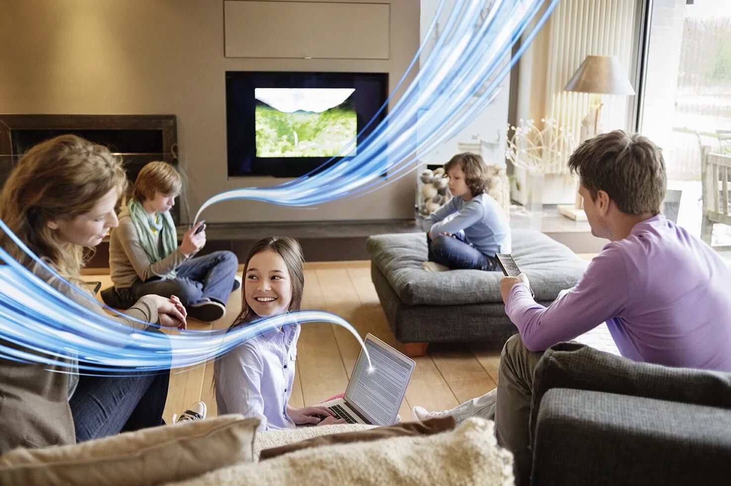 Включи интернет дома. Семья с гаджетами. Семья у телевизора. Современная семья. Интернет дома.