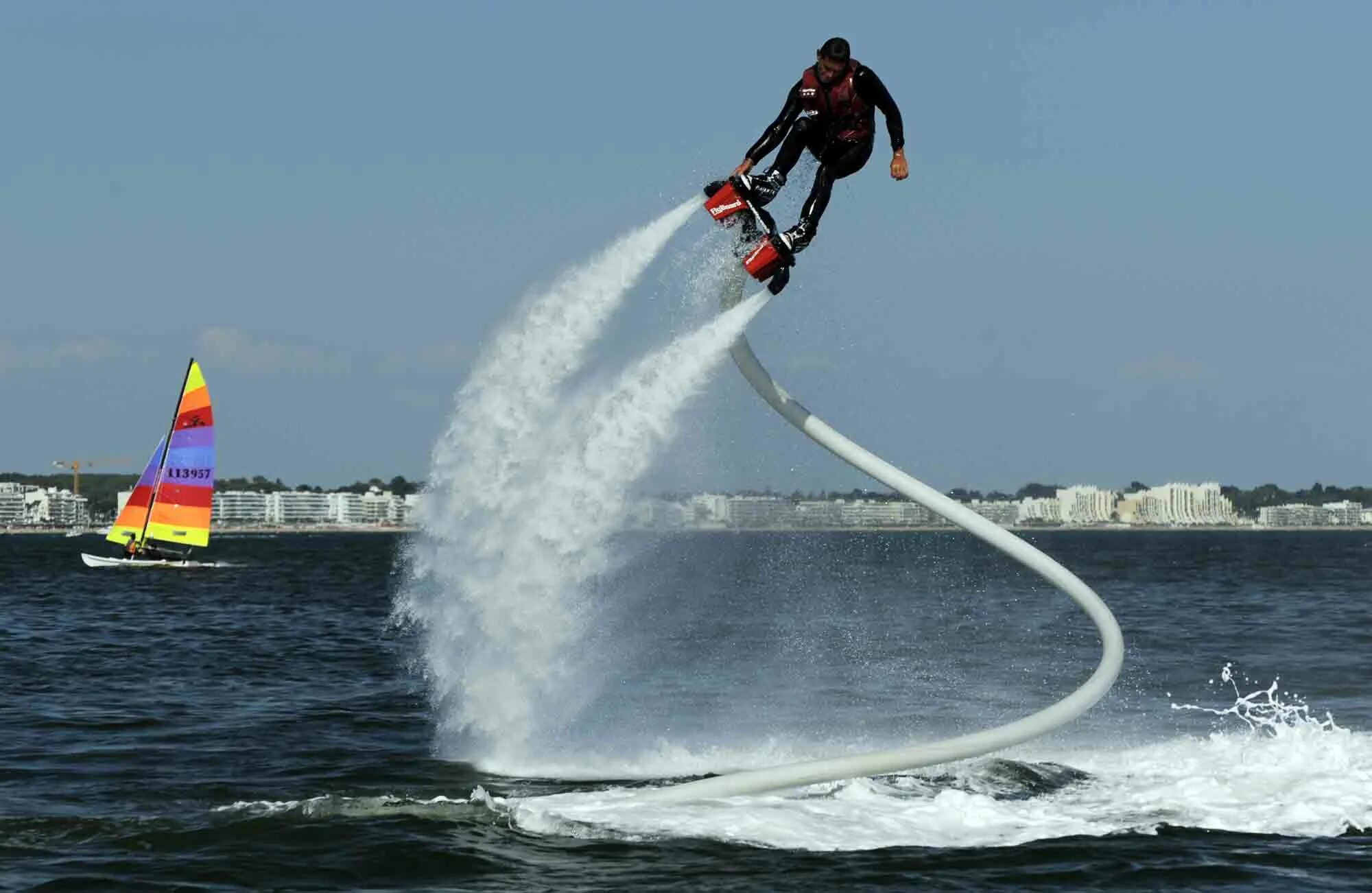 Флайборд цена. Девайс Flyboard. Флайборд вид спорта. Катание на флайборде. Полет над водой на флайборде.