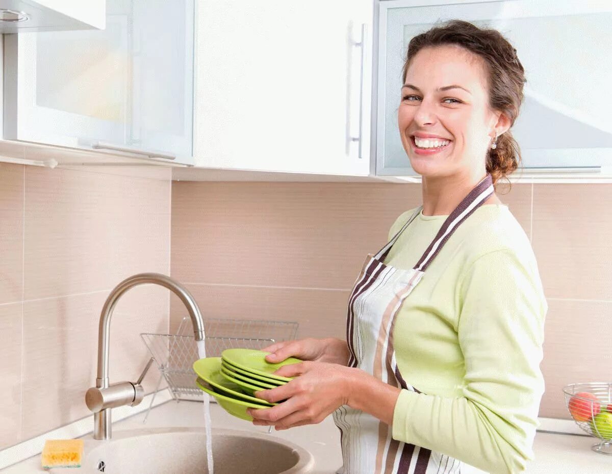 Почему посуда не мыта. Мытье посуды. Женщина моет посуду. Мойка посуды. Женщина моющая посуду.