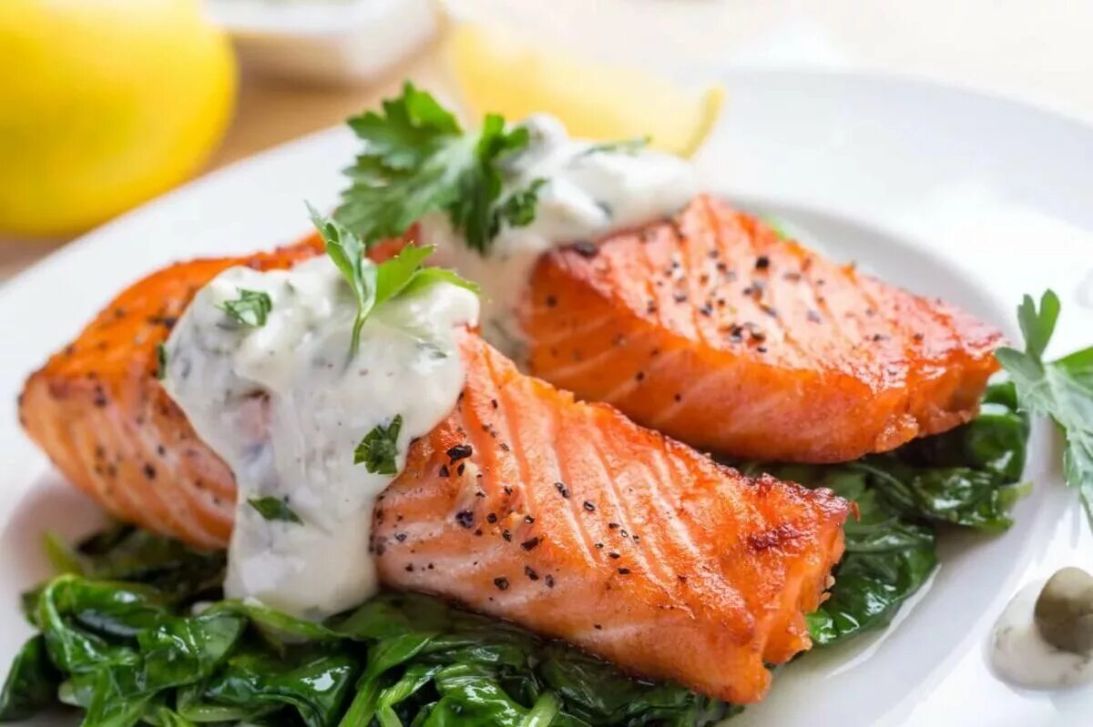 семга со шпинатом в сливочном соусе. филе лосося на сковороде с обалденным соусом. лосось с черри. стейк из форели со шпинатом. семга со шпинатом на сковороде.