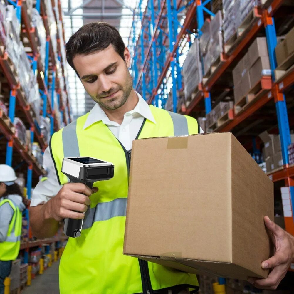 комплектовщик. где лучше работать сборщиком. работник склада. день грузчика. сборщик на склад.