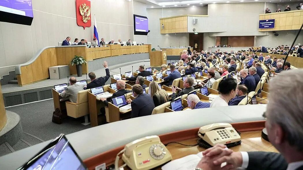 Законопроекты госдумы. Зал пленарных заседаний государственной Думы. Пленарное заседание Госдумы. Госдума зал заседаний. Пленарное заседание депутатов.