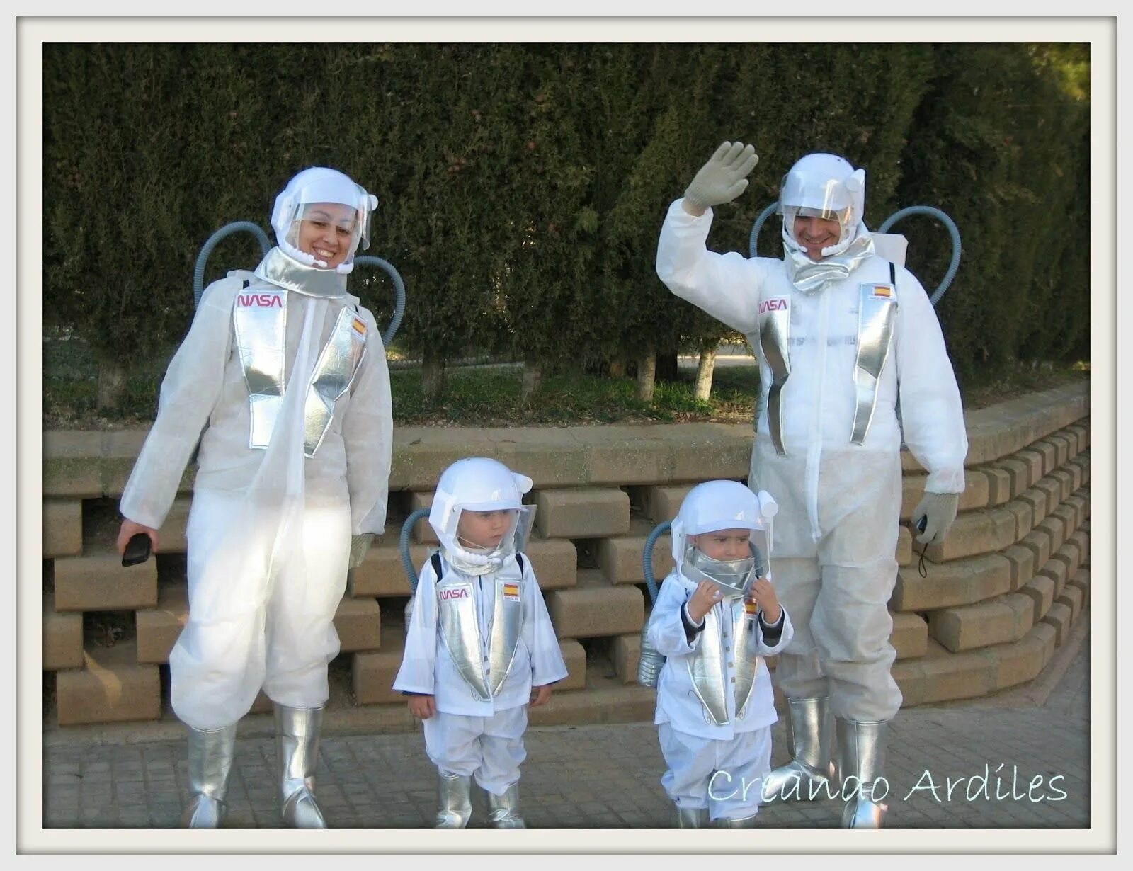 Костюм Космонавта для детей. Космический костюм в садик. Детские космические костюмы. Костюм Космонавта в детский сад. Костюм космонавта из фольги