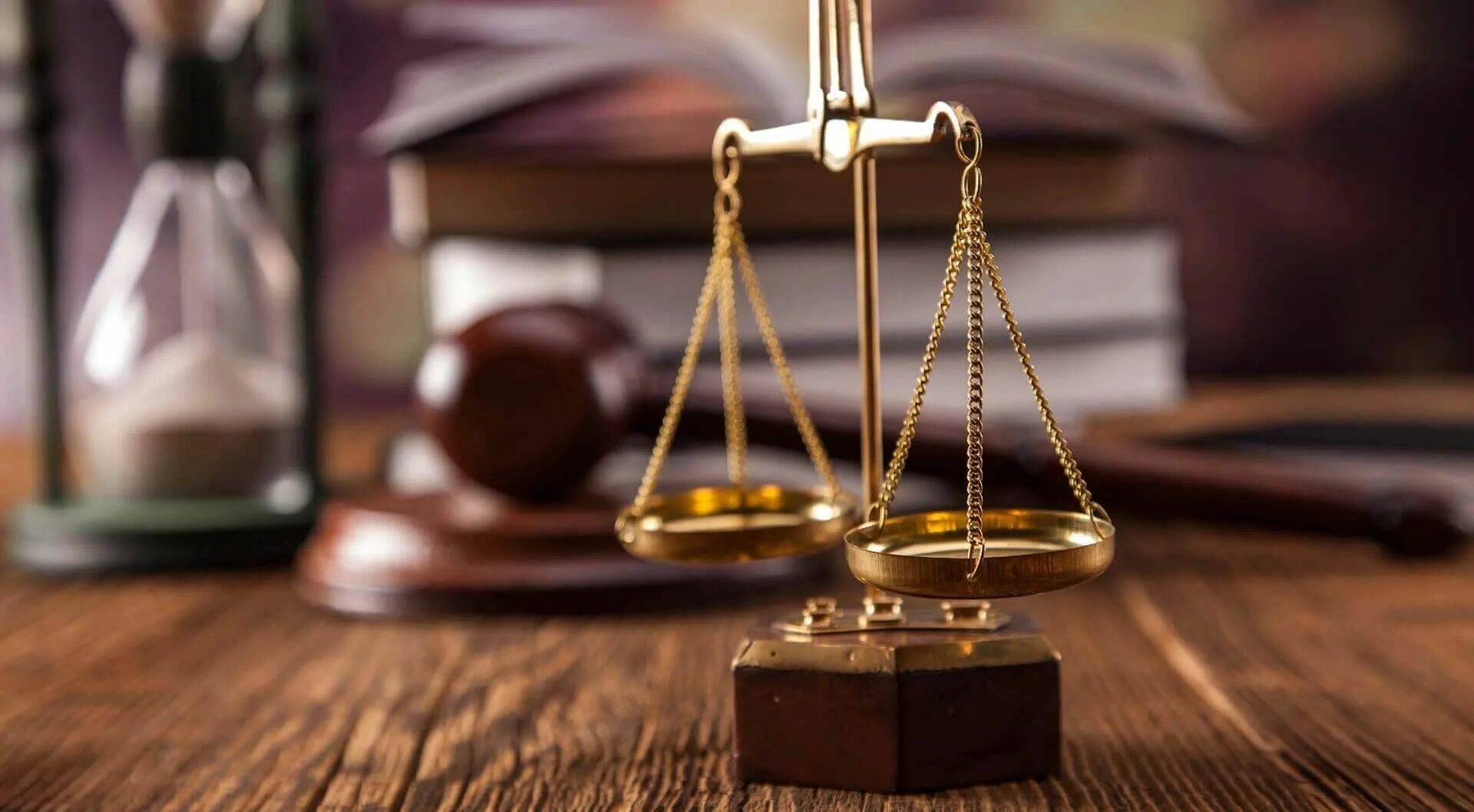 Судебные тяжбы. Law violation. Атрибуты юриспруденции. Молоток и весы правосудия. Юриспруденция картинки.