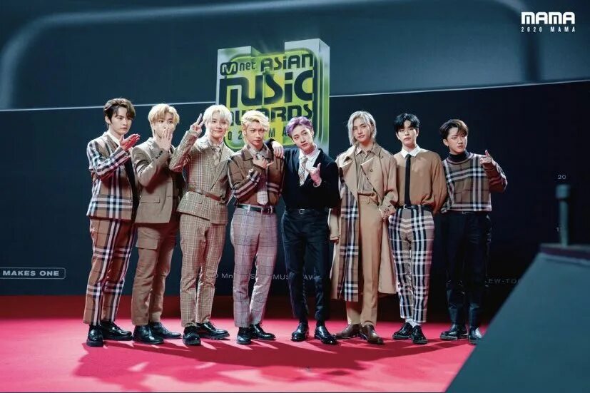 Ma ma 2025. Группа stray kids 2025. stray kids mama 2025. mama 2025 stray kids. хёнджин mama 2025.