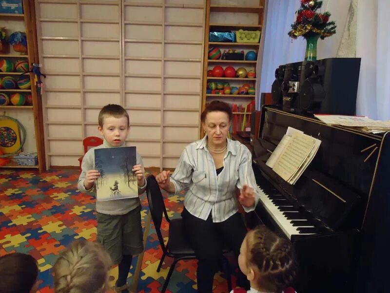 музыкальный руководитель детского дома. музыкальное занятие в садике. музыкальный руководитель детского дома. музыкальный детский сад. музыкальный работник.