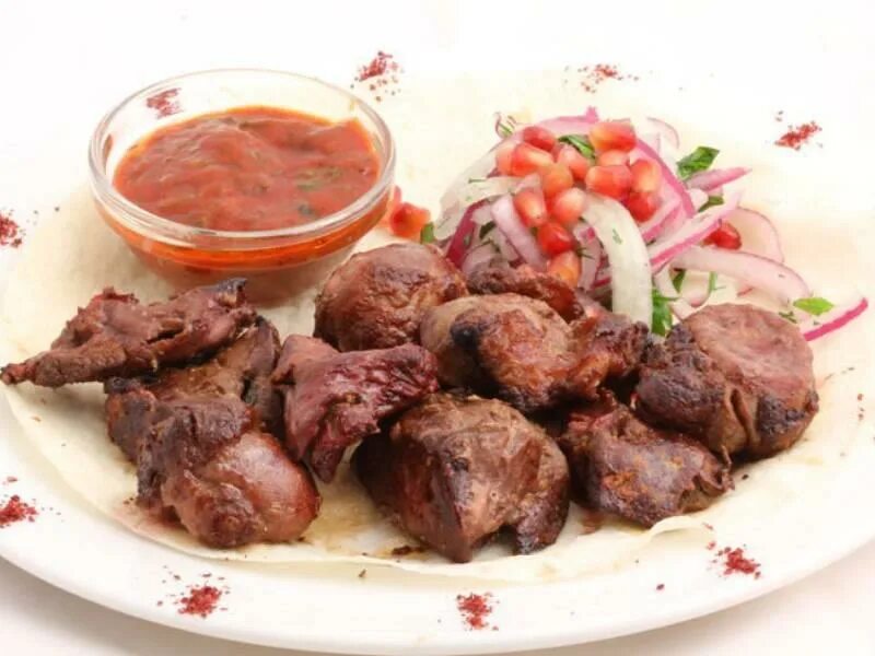 Шашлык из субпродуктов. Говяжьей печени shashlik. Печень говяжья на мангале. Шашлык из печени говядины. Антикучос де корасон жареное сердце.