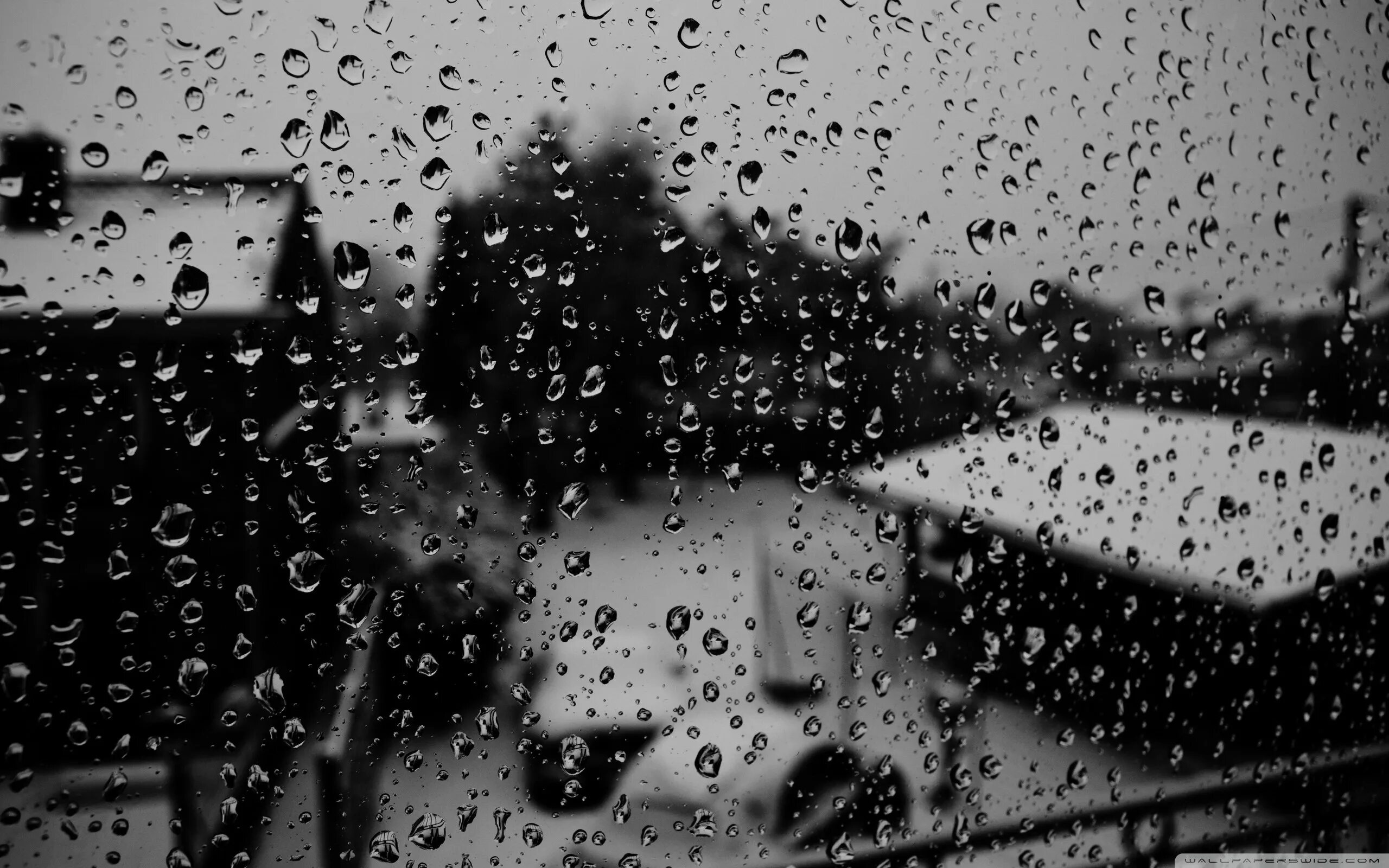 В темных каплях дождя. Капли на стекле. Капли дождя на стекле. Фон дождь. Дождливое окно.