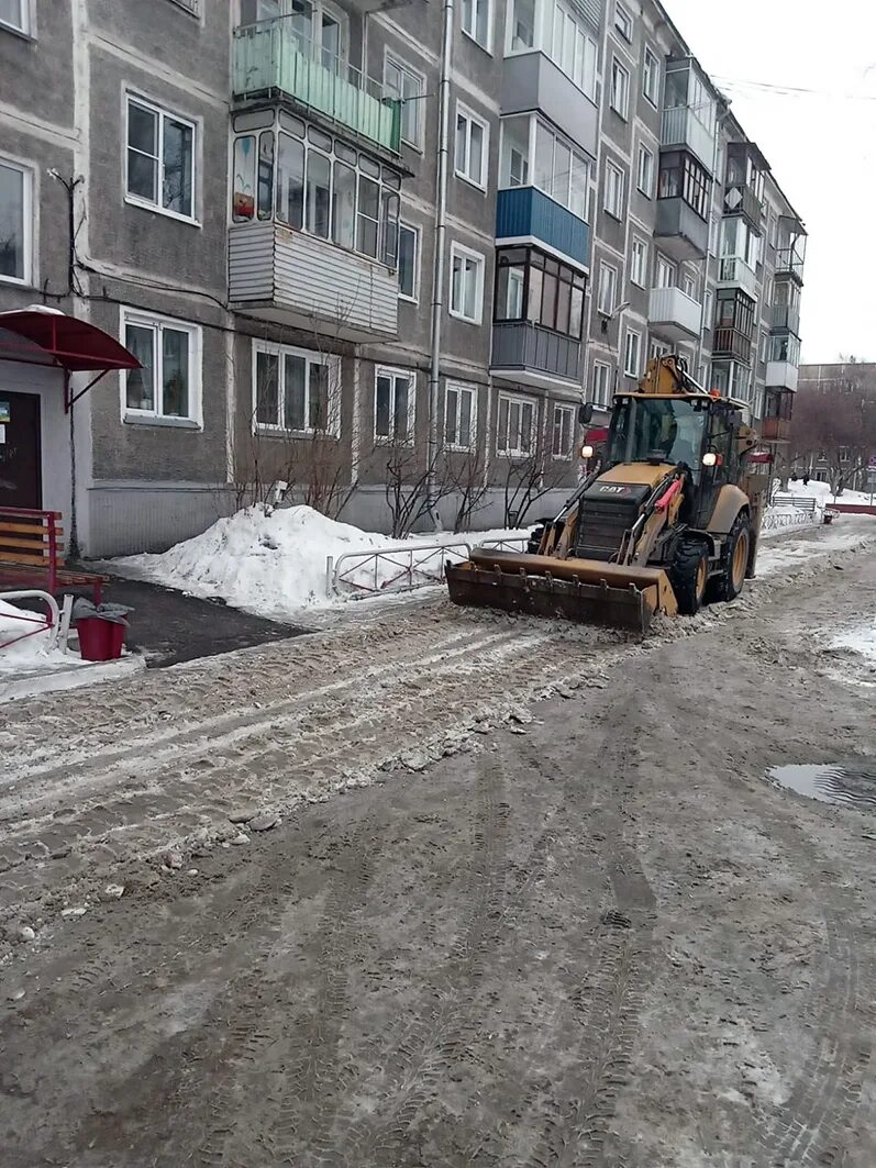 Кировский трест кемерово. Кировский трест кемерово. Кировский трест кемерово. Уборка снега с крыш. Кировский трест кемерово.