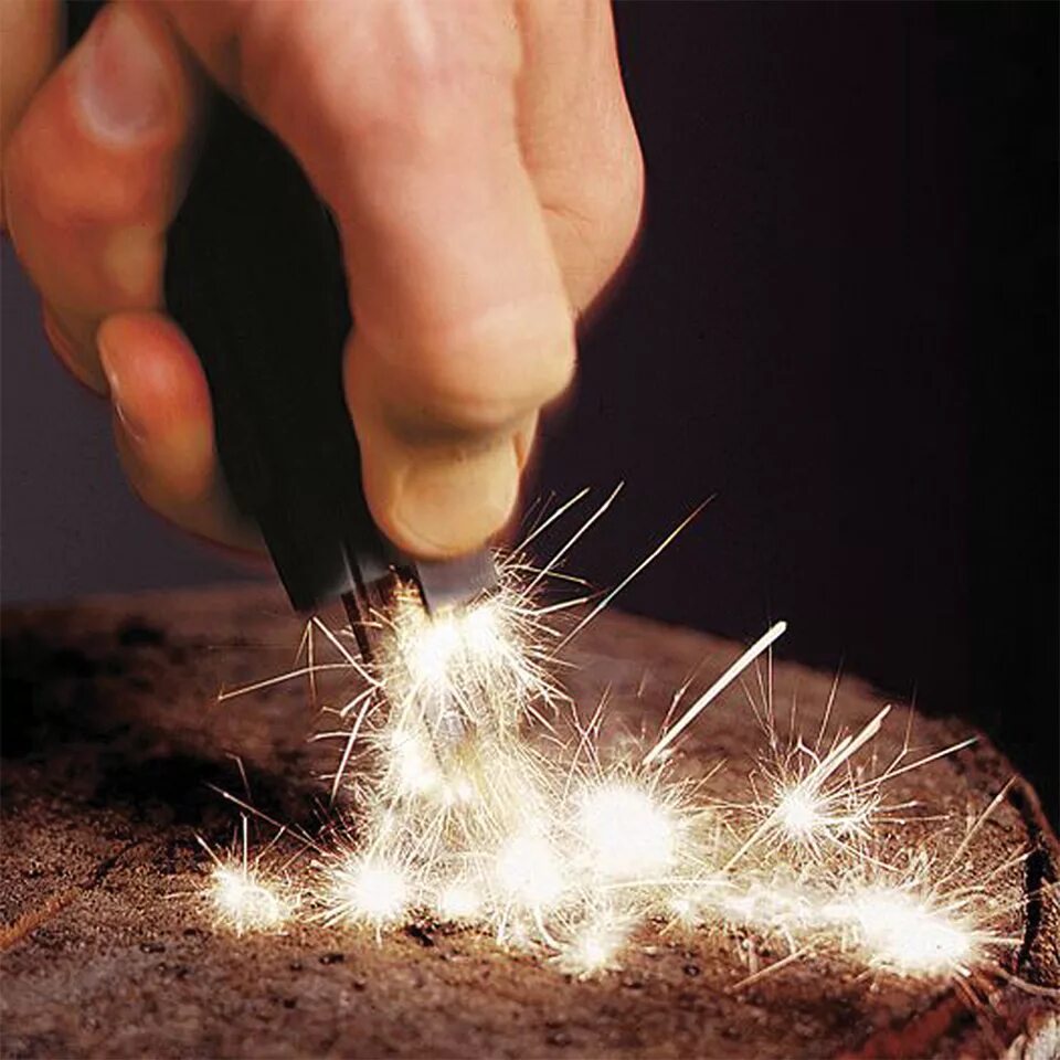 стальная пластина для высекания огня из кремня. разжигание костра огнивом. огниво 14 века. бушкрафт кресало. искры от камней.