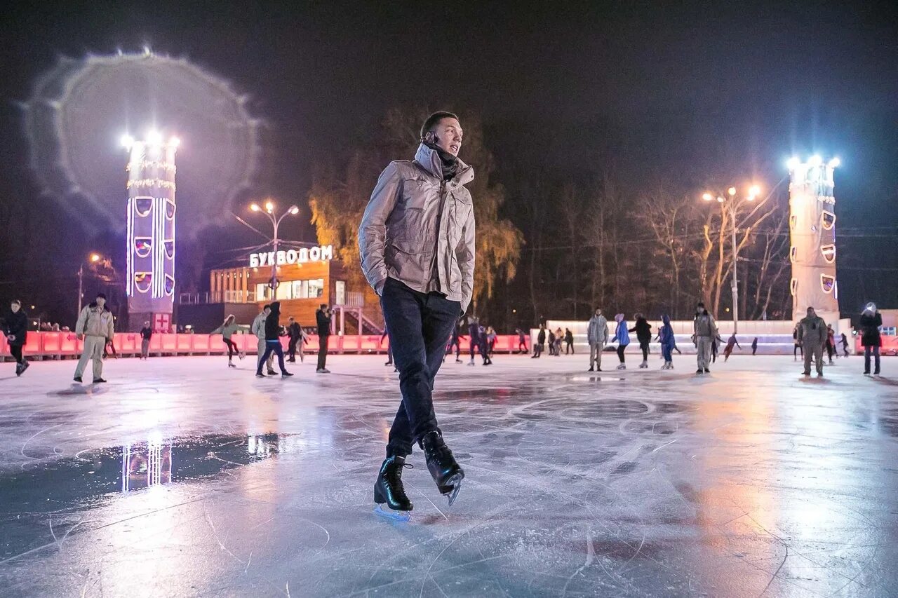 Каток сокольники до какого числа. Парк Сокольники каток. Каток лед в Сокольниках. Каток в парке Дубки, Москва. Каток «лёд» в парке Сокольники.