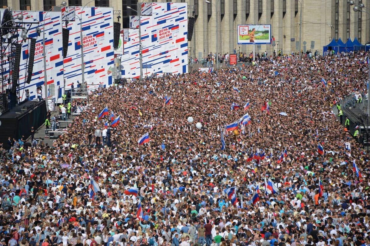 60 тыс человек. 100 000 Человек. Толпа с флагами России. 60 Тысяч человек. 15 Тысяч человек.