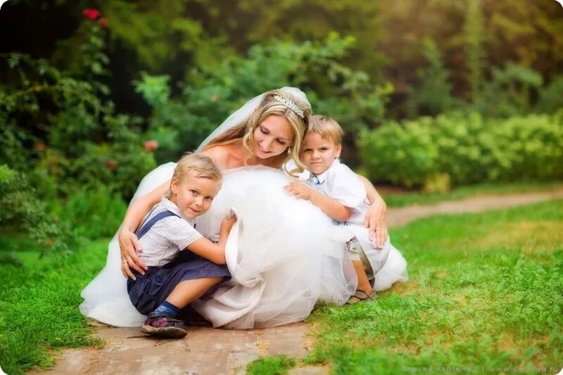 Вышла замуж с двумя детьми. Невеста с ребенком. Свадебная фотосесси сребенком. Молодожены с детьми. Дети на свадьбе.