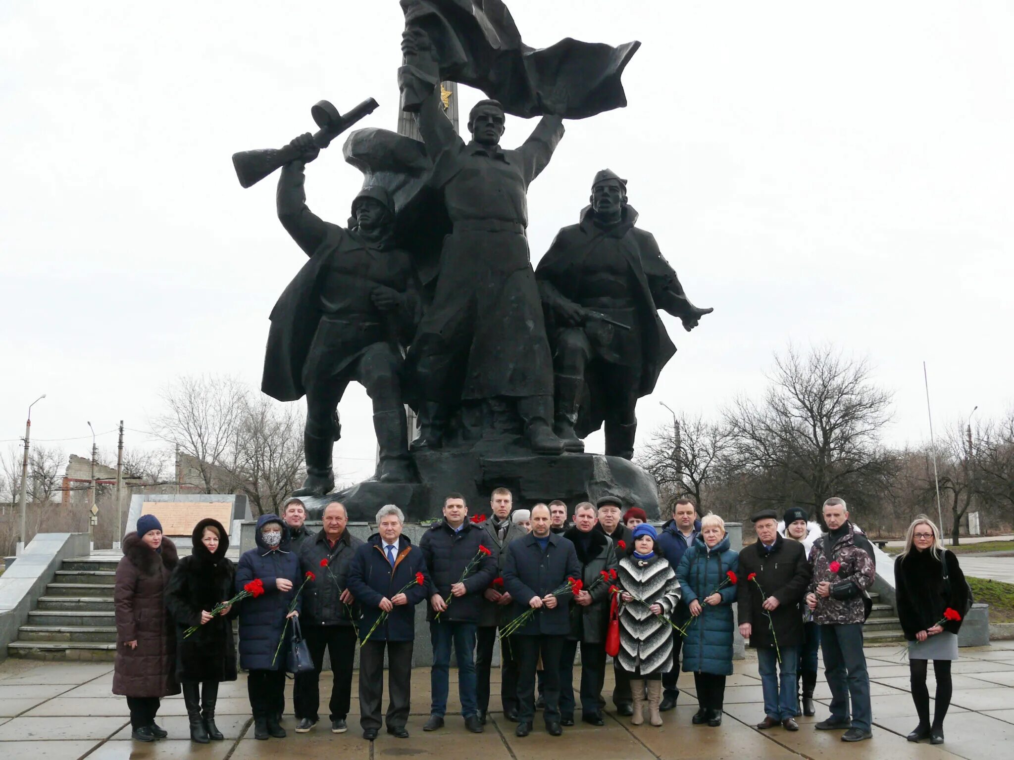 14 февраля день освобождения луганска. Город луганск зимой. Лнр 2014 митинг. С 80-летием освобождения луганска от. Город луганск как выглядит сейчас.