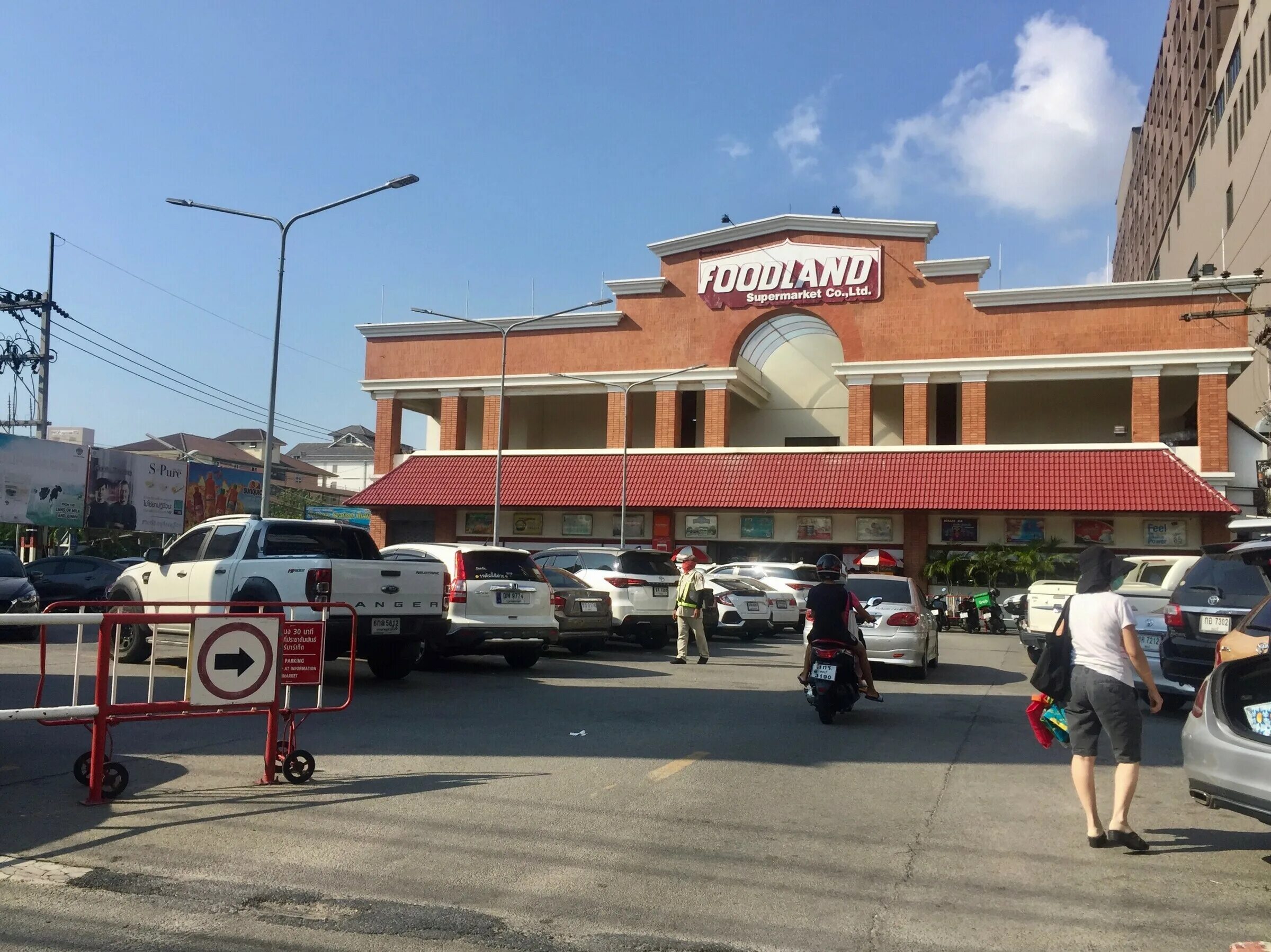 Торговый центр лотус в паттайе. Friendship market. Торговый центр лотус в паттайе. Family market паттайя. Магазины продуктов в паттайе.