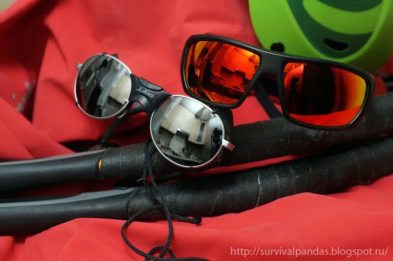 Четверо очков. Очки для похода. Очки для гор. Солнцезащитные очки для гор. Очки для альпинизма.