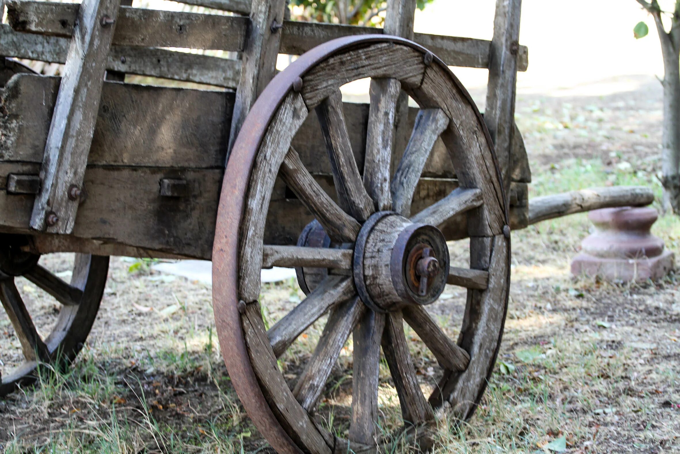 Колесо телеги. Колесо от телеги. Колесо от телеги деревянное. Старинное деревянное колесо.